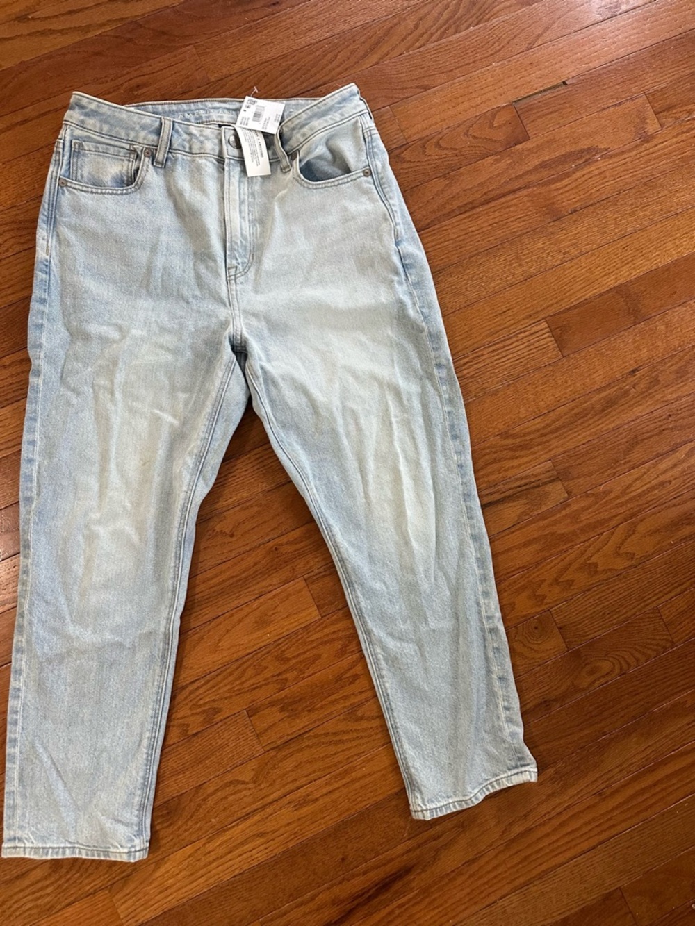 NWT High Rise American Eagle Mom Jeans size 10 X-Short Length